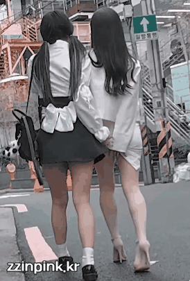 길에서 룸메이트 치마 들추기