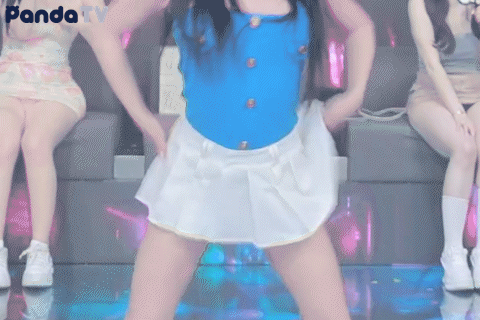 날씨는 추워져도 애들옷은 여전하네